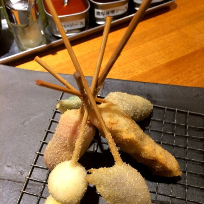 六味ソースで頂く串カツ(串カツ屋 エベス)