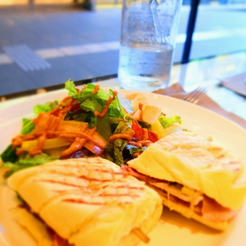 スモークサーモンサンドウィッチ(エンポリオ アルマーニ カフェ （EMPORIO ARMANI CAFFE）)