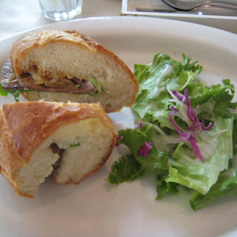 ローストビーフサンドイッチ(オー・ジャルダン・ドゥ・ペリー (Au jardin de Perry))