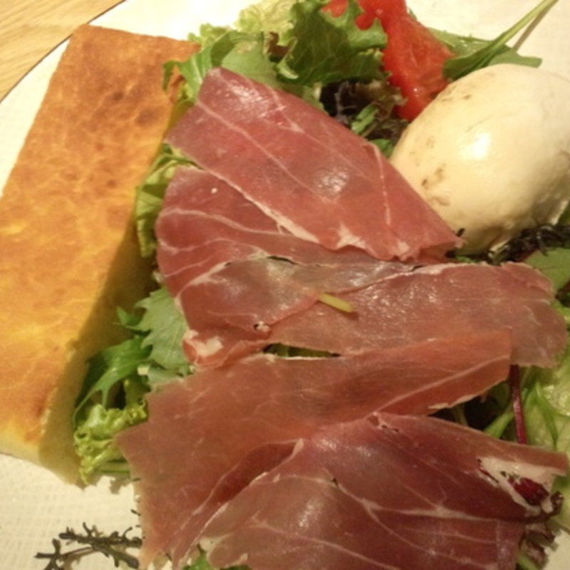 本日のモッツァレラとパルマ産プロシュットのサラダ(オービカ モッツァレラバー 横浜店 )
