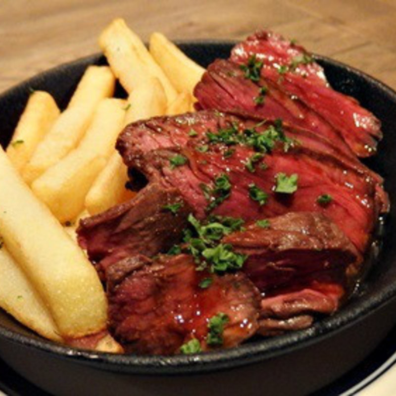 牛ハラミステーキとフレンチフライ(オイスター＆ワイン ペスカデリア 新宿店 )