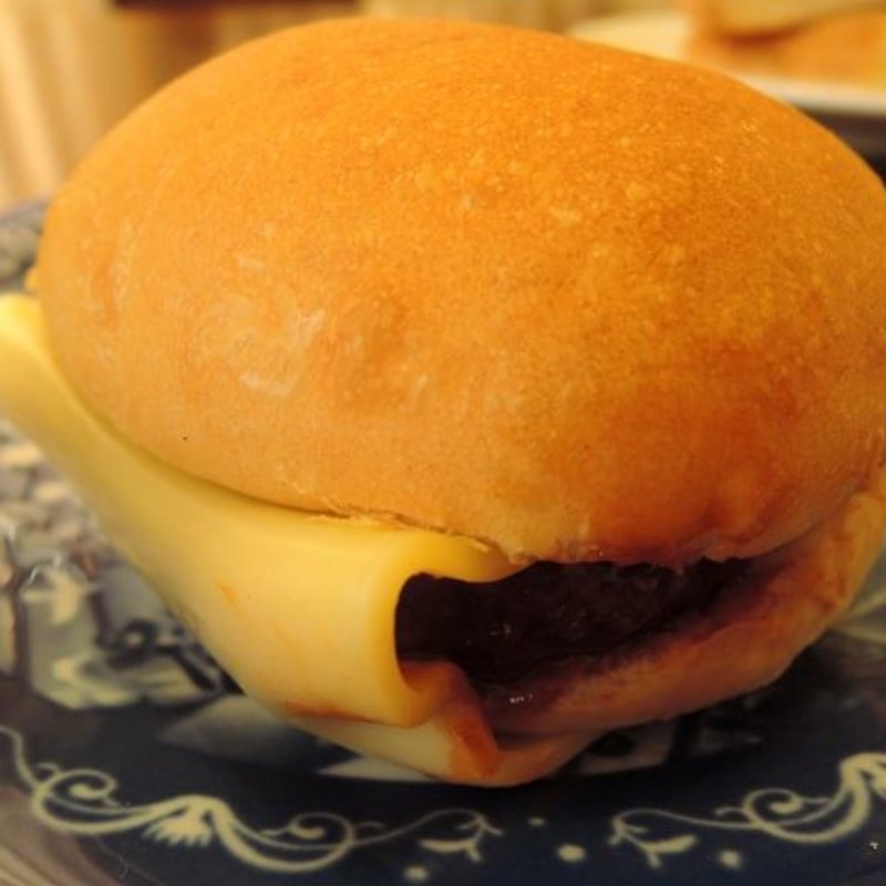 チーズバーガー(オギノパン 本社工場直売店)