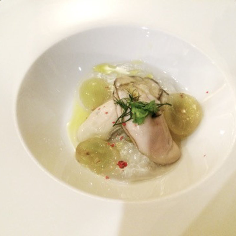 仙鳳趾産牡蠣のポシェ 海水のジュレとブドウのマリネ(オステリア クロッキオ)