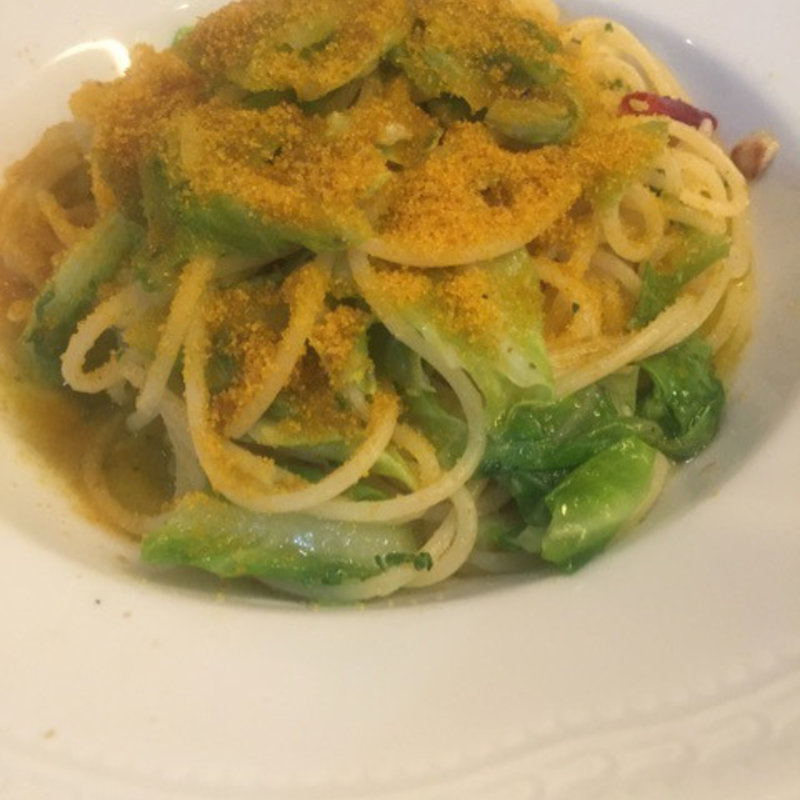 ボッタルガ(からすみ)とキャベツのペペロンチーノ(オステリア ニンナナンナ)