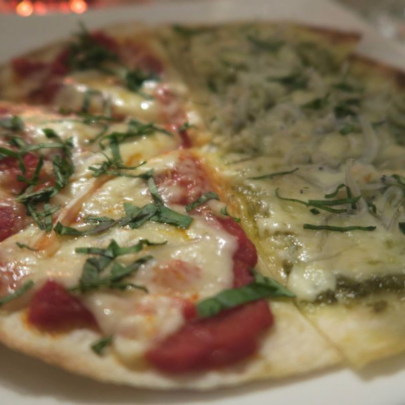 マルゲリータとバジルマヨとしらすのハーフ＆ハーフ(odaidoko Blue Cat（おだいどこ ブルーキャット）)