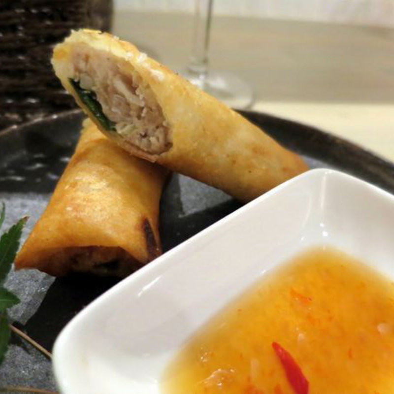 鶏とバジルの揚春巻き　スイートチリソース(odaidoko Blue Cat（おだいどこ ブルーキャット）)