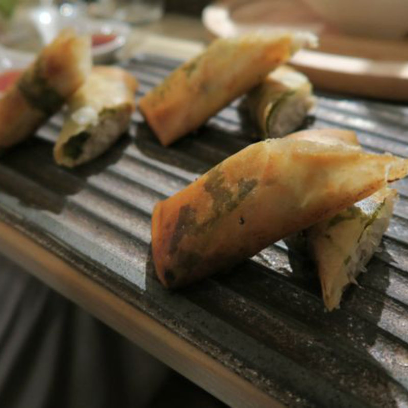 鶏ひき肉の揚春巻　スイートチリソースで(odaidoko Blue Cat（おだいどこ ブルーキャット）)