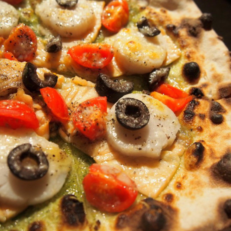 ピッツァ サルモーネ エ カパサンタ（バジルソースサーモン小柱グラナパダーノ）(オッタンタセイ 本店 （ottantasei）)