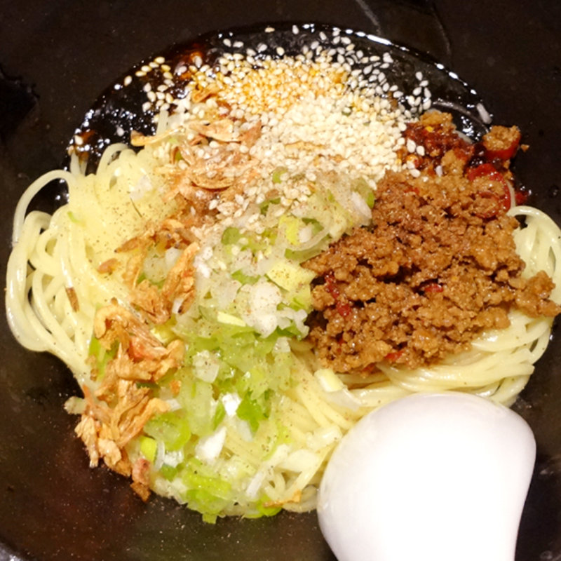 イカスミ入りの汁無し坦々麺(おどるタンタン麺)