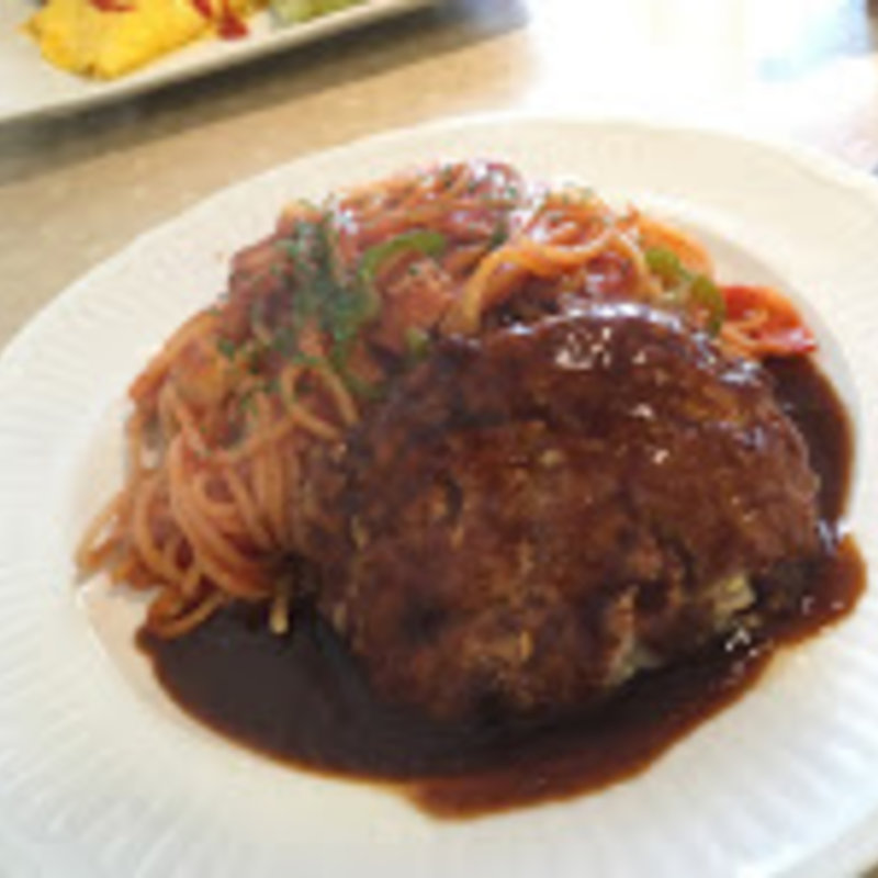 ハンバーグとナポリタン(おにおんとまと )
