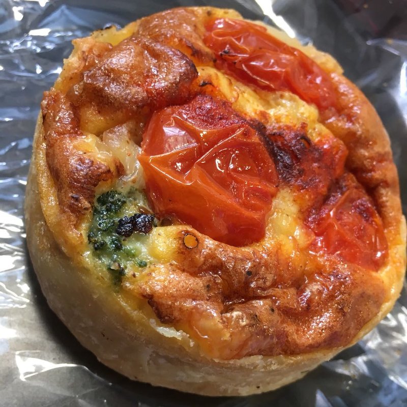 スモークチキンとトマトとブロッコリーのキッシュ(ルヴァン・パストリー)