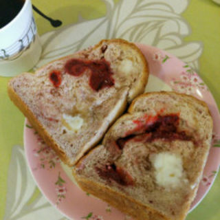 苺の食パン