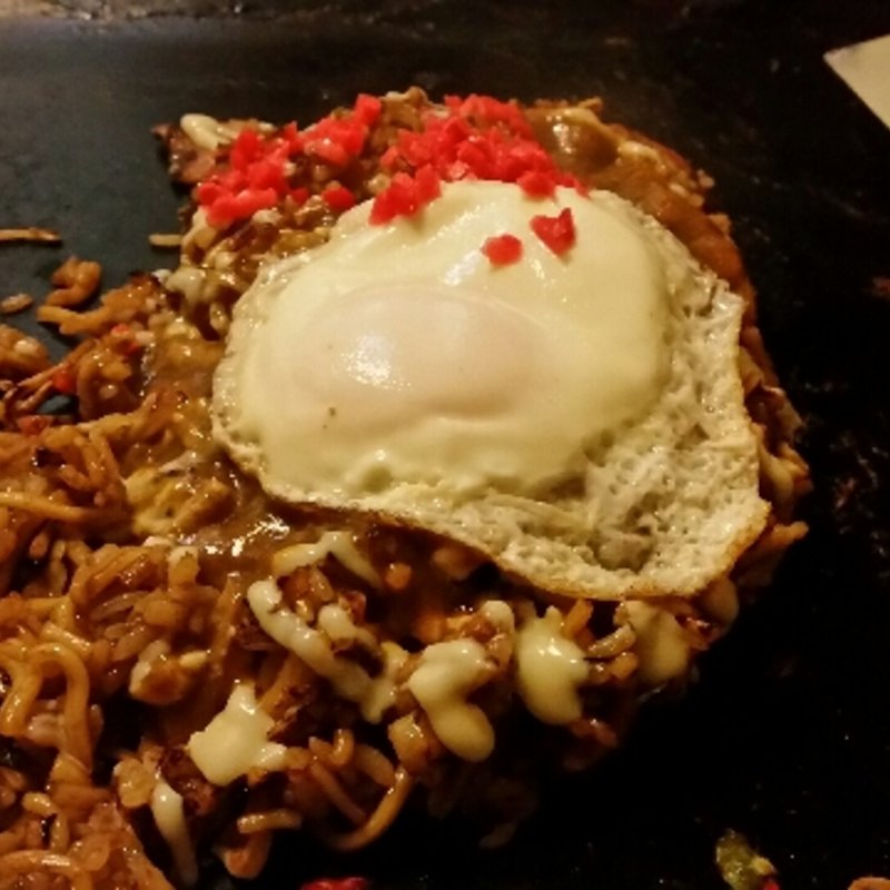 スパイシーカレーオムソバ飯(お好み焼研究所 海や)