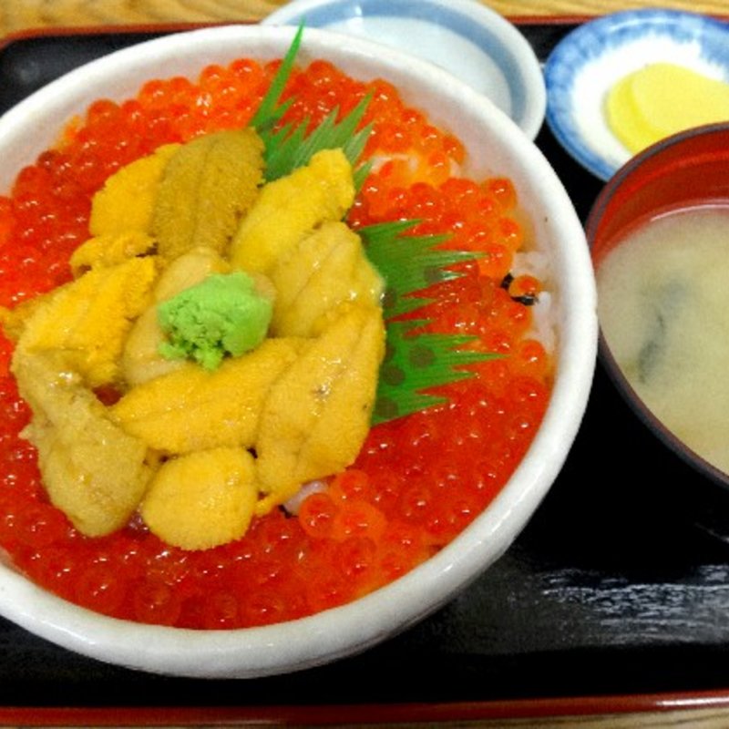 ウニいくら丼(朝市食堂)
