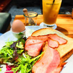 トーストセット（パラダイスアレイの山食パン、半熟ゆで卵、グリーンサラダ、ベーコン）(GARDEN HOUSE Kamakura ガーデンハウス鎌倉)