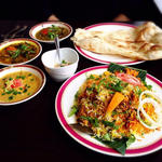 チキンビリヤニと3種類から選べるカレーセット（ナン）(カーンケバブビリヤニ （Khan kebab biryani）)