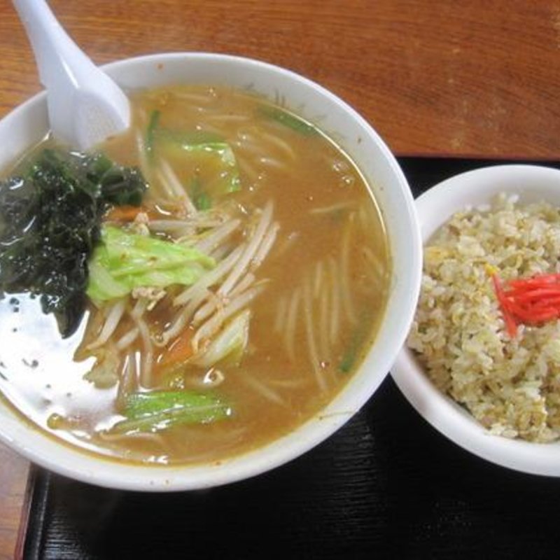 辛みそラーメンと半チャーハン(かがの亭 )