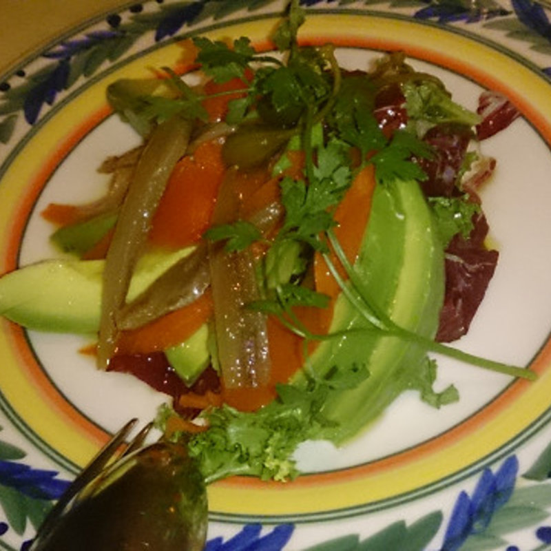 アボガド・サーモン・アンチョビのサラダ(カサ・デ・フジモリ 関内店)