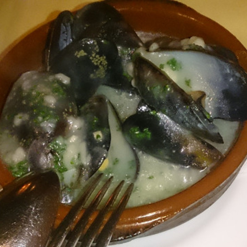 ムール貝のグリーンソース(カサ・デ・フジモリ 関内店)