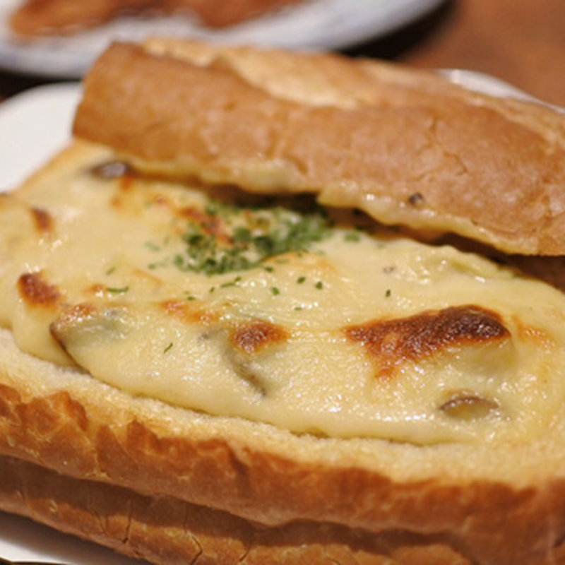 フランスパンのグラタン(カジュアルダイニング ちゃあむ)