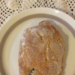 オリーブのパン(カタネベーカリー)