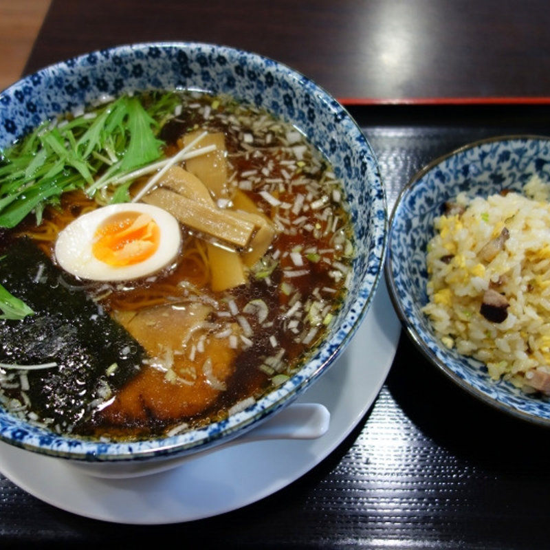 醤油ラーメンと半チャーハンのセット(かな芽)