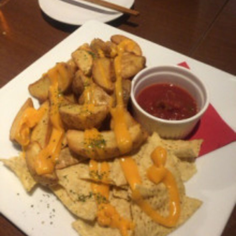 ぶっかけチーズのフライドポテト＆ナチョス・サルサソース(The Party 今泉)