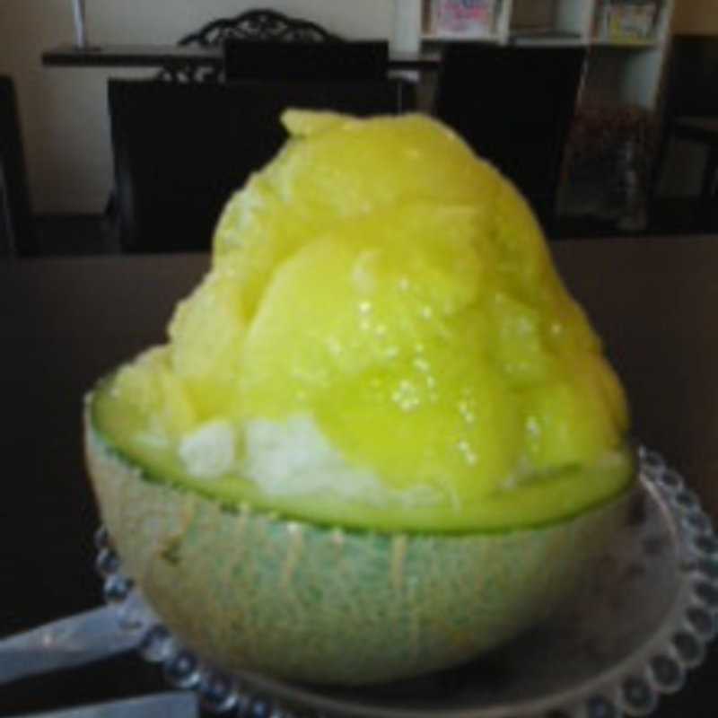 ぜいたく半切りメロン氷(カフェ レオパード)