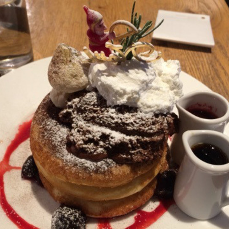 チェリーとショコラムースのフォレノワール、ノエルパンケーキ(カフェ＆ブックス ビブリオテーク 東京・有楽町)