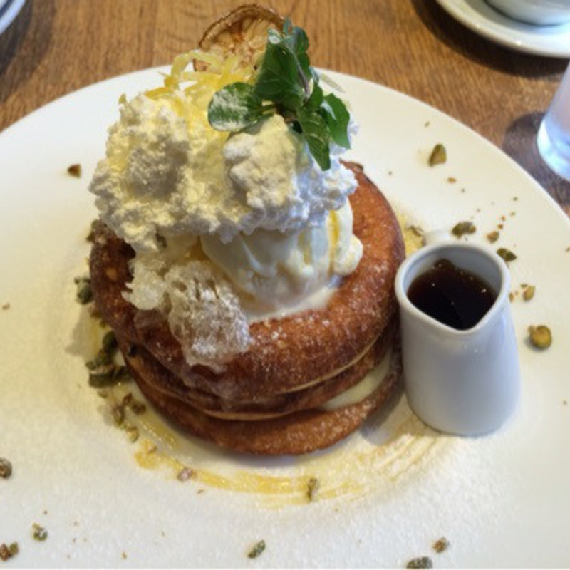 レモンコンフィチュールとフロマージュのパンケーキ(カフェ＆ブックス ビブリオテーク 東京・有楽町)