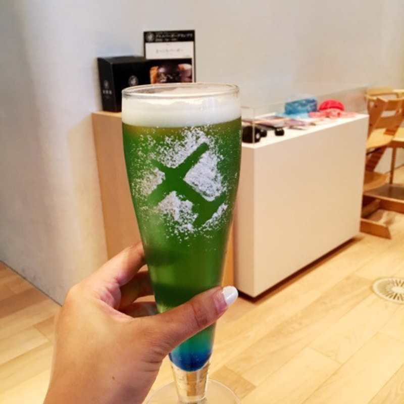 青い空と飛行機のビール(THE MOON)