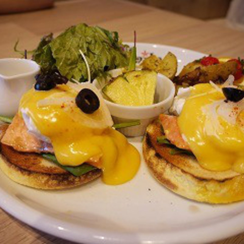 サーモンエッグスベネディクト(カフェ・カイラ)