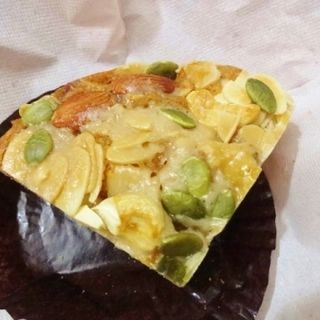 木の実のキャラメルケーキ(カフェデンマルク 札幌店 （CAFE DANMARK）)
