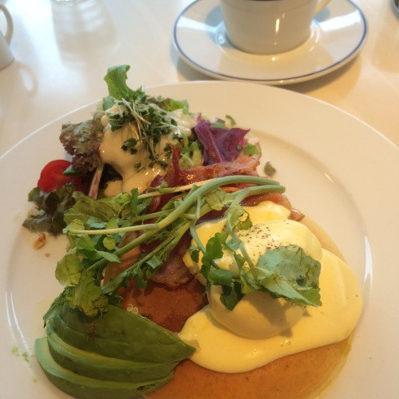 エッグベネディクトパンケーキ＆スーパーフードサラダ(カフェナチュレ )