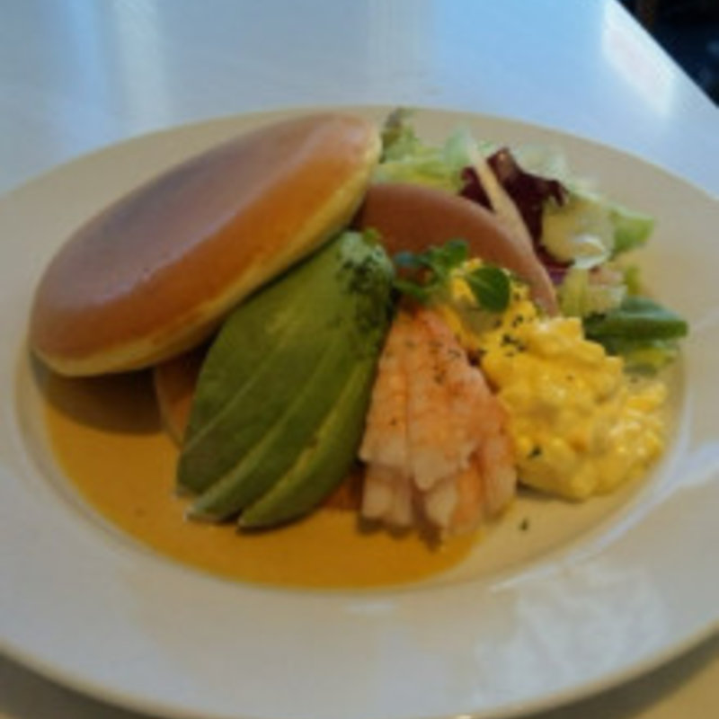 海老とアボカドのパンケーキ(カフェナチュレ )