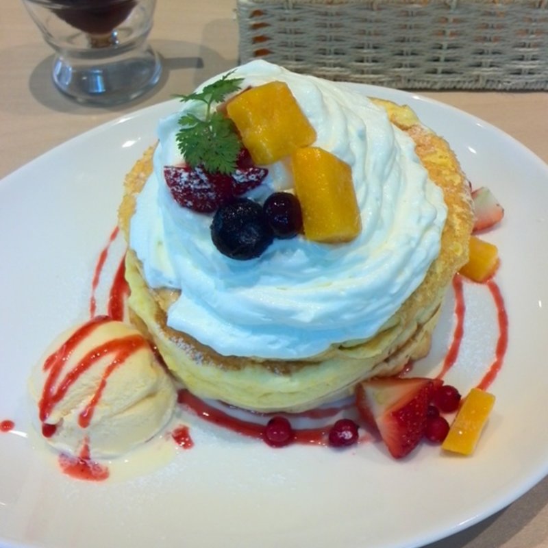 マンゴーとベリーのパンケーキ(cafe hygge カフェ ヒュッゲ)