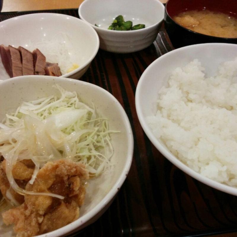 日替わりBセット かつおのたたきと玉ねぎ塩ドレッシングかけ鶏のから揚げ(かぶき 本店)