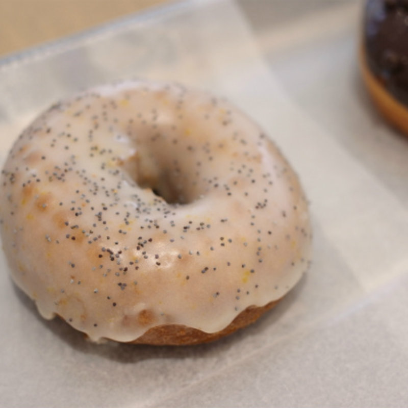 レモンの風味が爽やかなレモンポピーバターシード(カムデンズ ブルー スター ドーナツ 代官山店 （CAMDEN'S BLUE STAR DONUTS）)