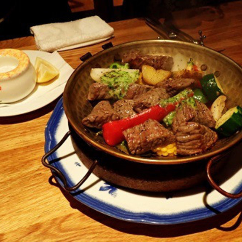 アンガス肉と月桂樹季節野菜のカタプラーナ(カラヴェーラ )