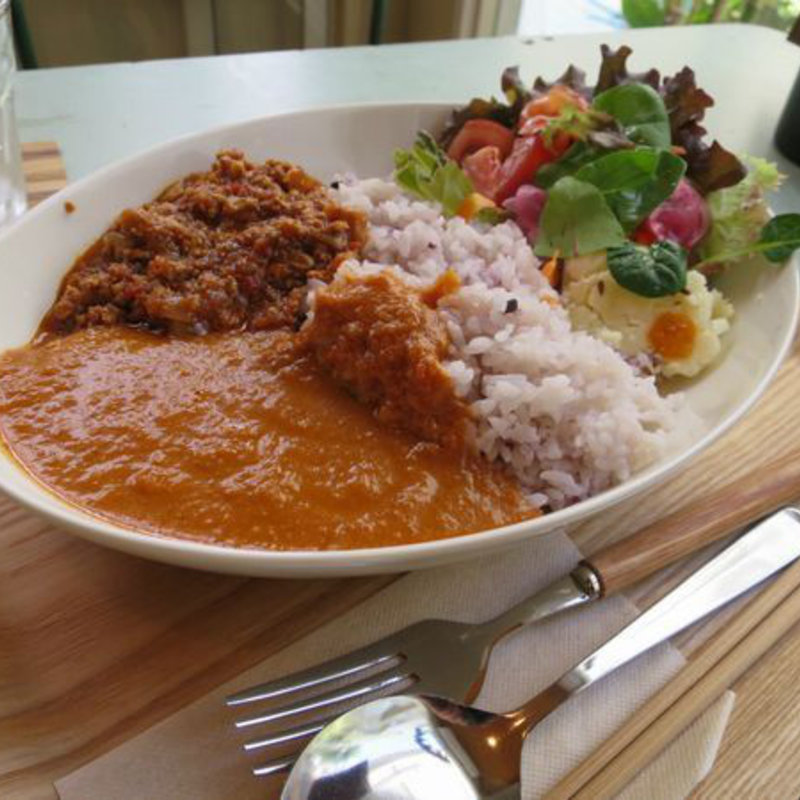 ココナッツミルクのチキンカレーと新タマネギとキノコが入ったおやさいキーマカレーのあいがけ(カレーライスとコーヒー かばくん )