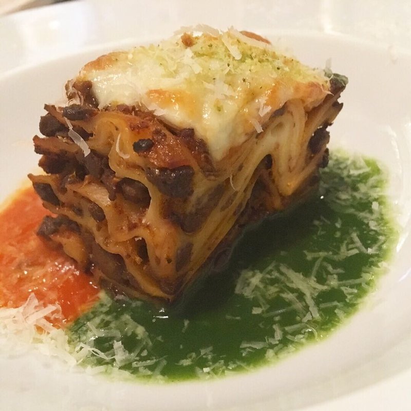 あか牛のラグーとモッツァレラチーズのラザニア(レストラン・ピウ)