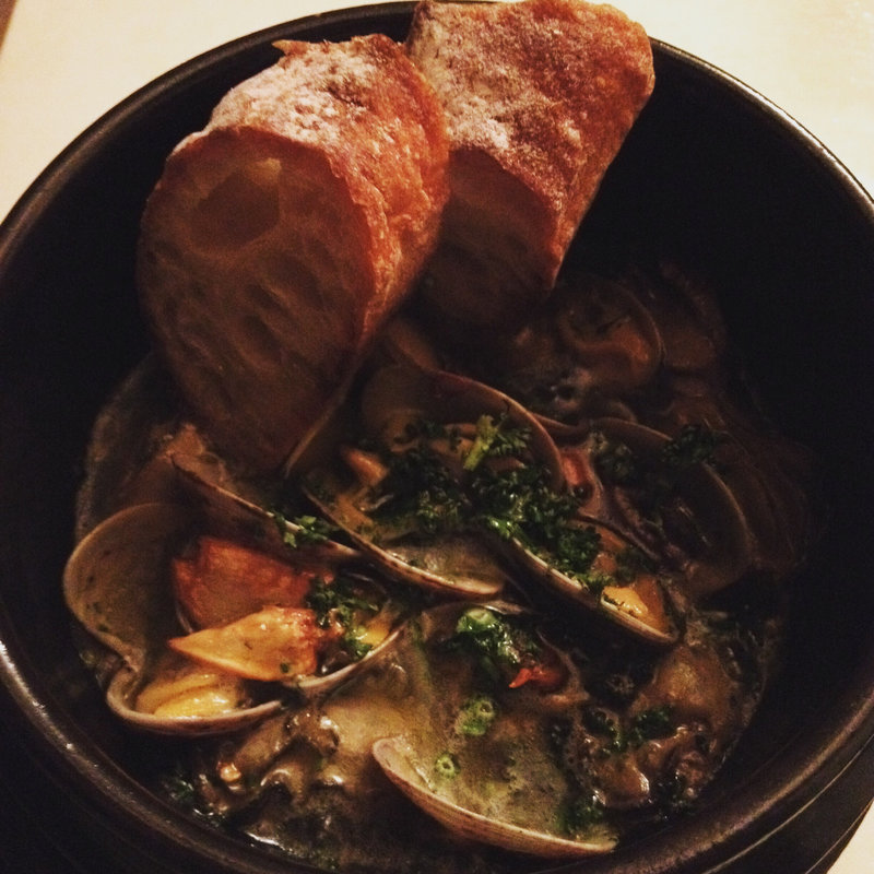 アサリとエビのアヒージョ(cafebar LOCO)