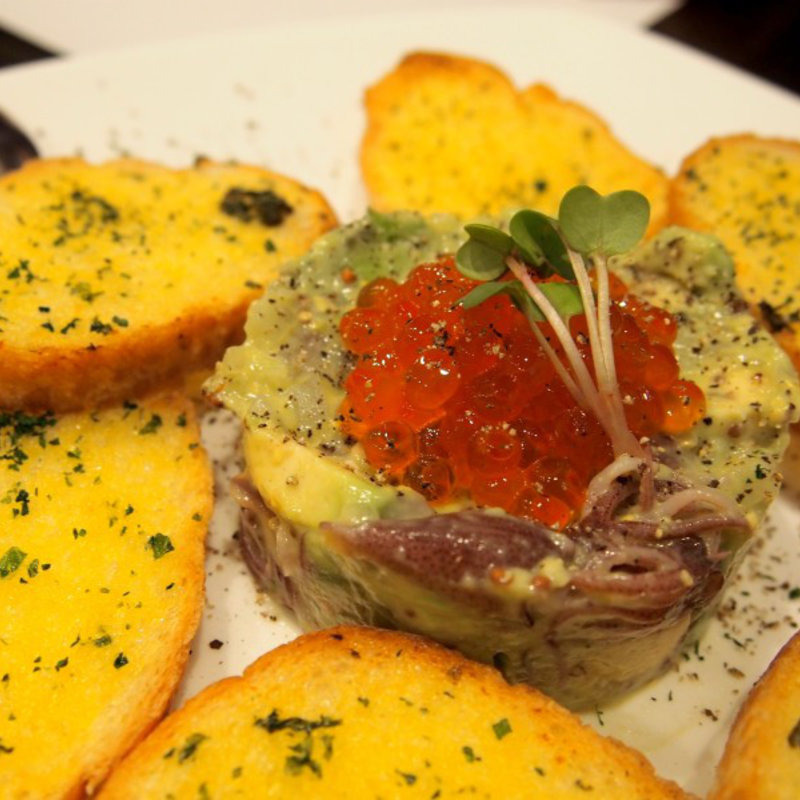 ホタルイカのタルタルをガーリックバゲットで(キートス kiitos)