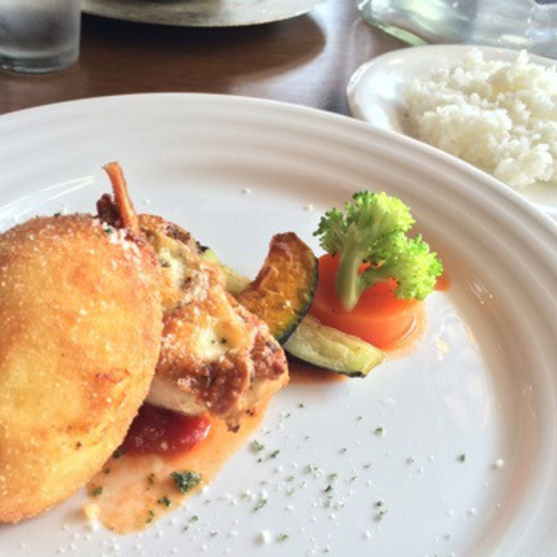 エビクリームコロッケとチキンのチーズ焼き(キッチン&バー グー)