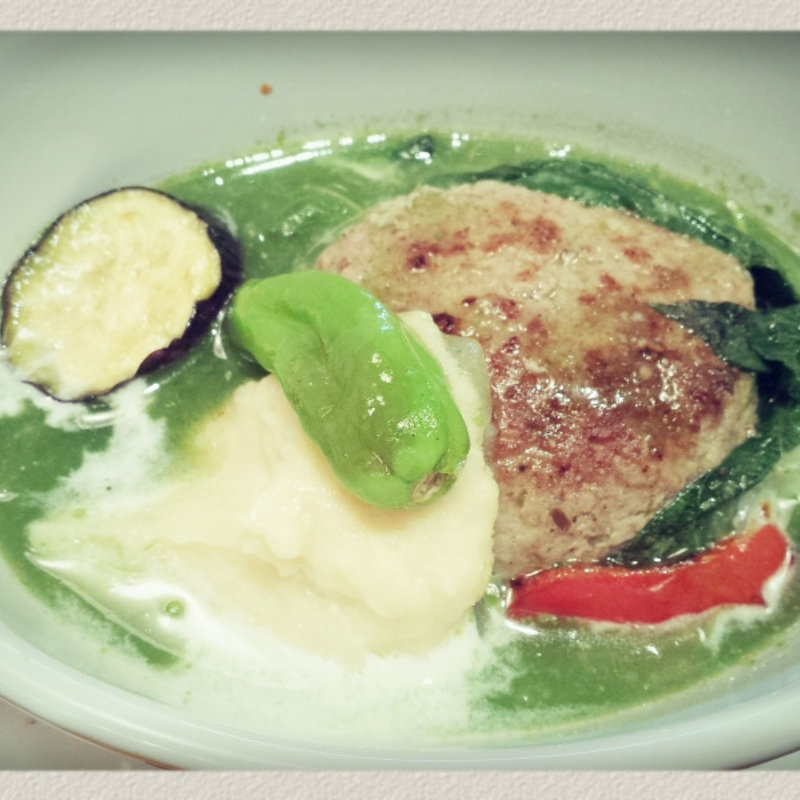 グリーンカレーハンバーグ(キッチンツナグ （kitchen tsunagu）)