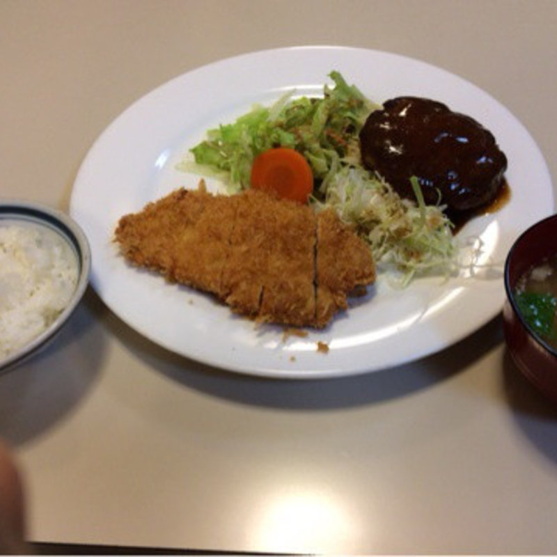 ハンバーグとポークカツの定食(キッチンまつば)
