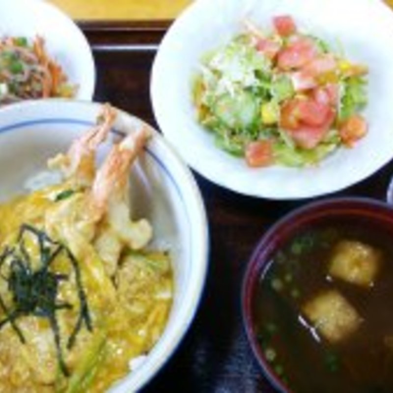 ランチ（エビ天とじ丼・グランマサラダ・人参と春雨の炒め・味噌汁・デザート）(キッチンもも)