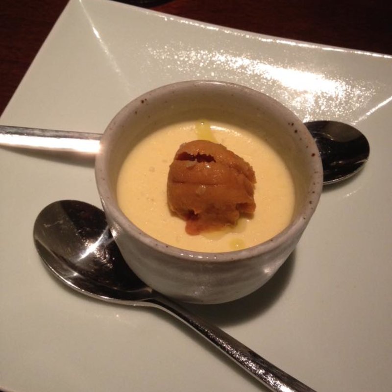 スペシャリテ『とうもろこしのムースと生ウニ』(キャーヴ ドゥ ギャマン エ ハナレ （Cave de Gamin et Hanare）)