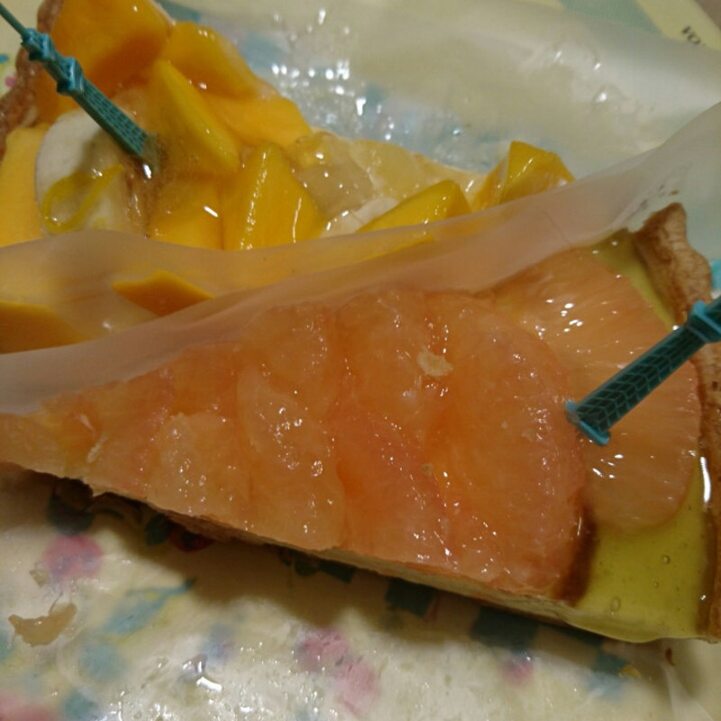 ピンクグレープフルーツチーズクリームタルトと南国のフルーツタルト(キルフェボン 東京スカイツリータウン・ソラマチ店)