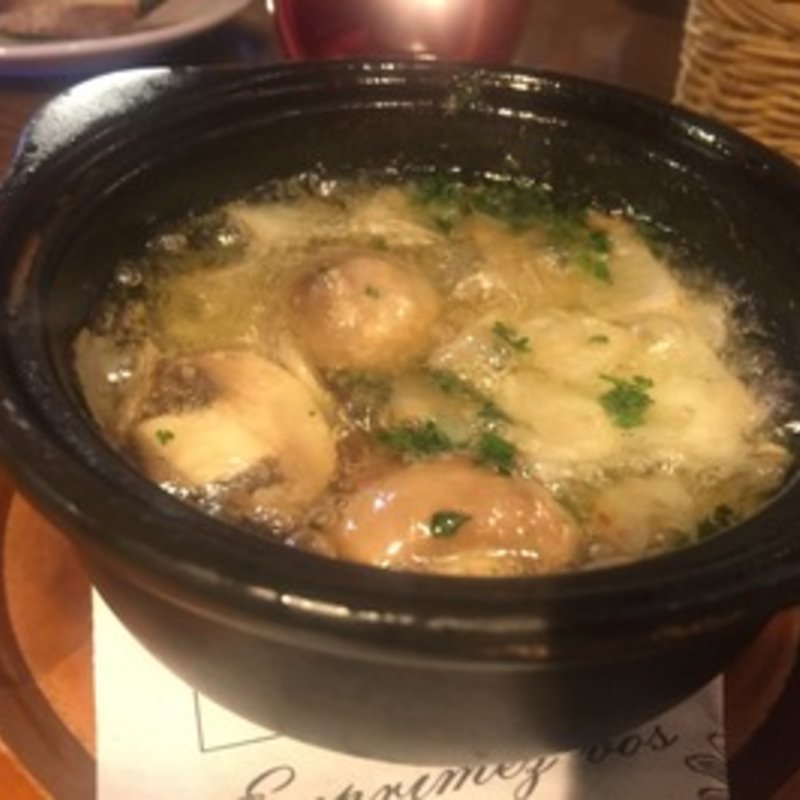 エビのアヒージョ。エビの油煮込み(クイーン・オブ・チキンズ 新橋本店 （Queen of Chikens）)